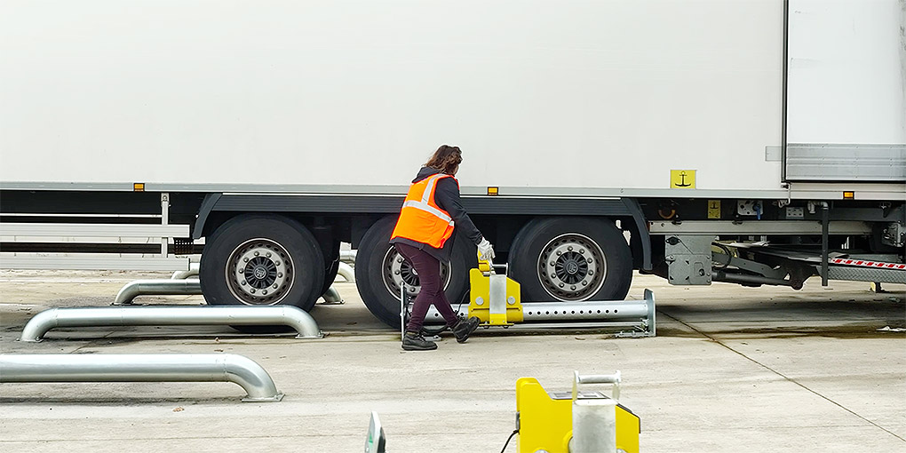Simple, économique, et fiable, le bloqueur de roue manuel sécurise vos camions à quai