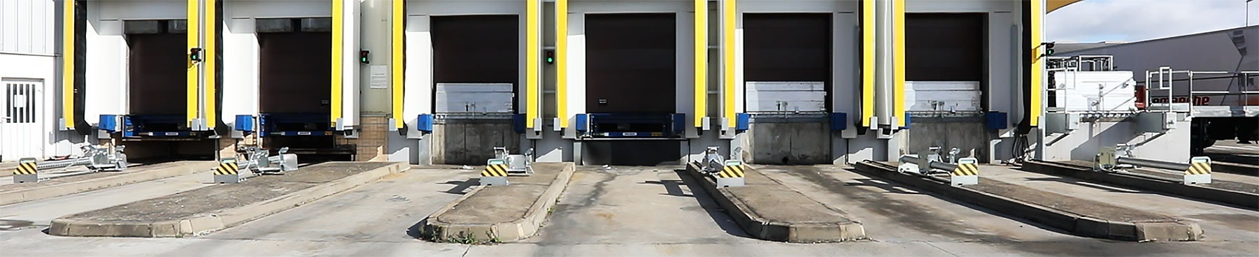 Manual wheel restraints for safe truck immobilisation at loading bays