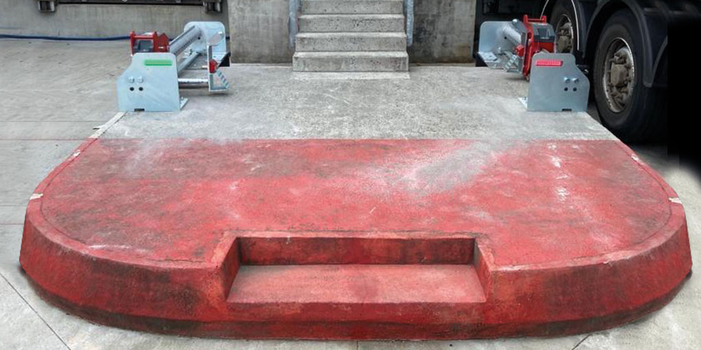 Vehicle retention via a wheel‑restraint system suitable for concrete bases and concrete wheel guides