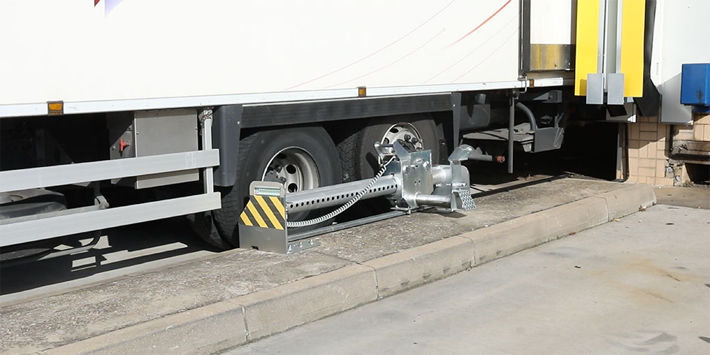 Concrete wheel‑guide system equipped with a manual wheel restraint.
