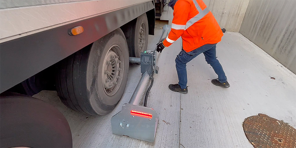 Le bloqueur de roue H50 XL est la solution lorsque les véhicules accostant à vos quais sont très variés